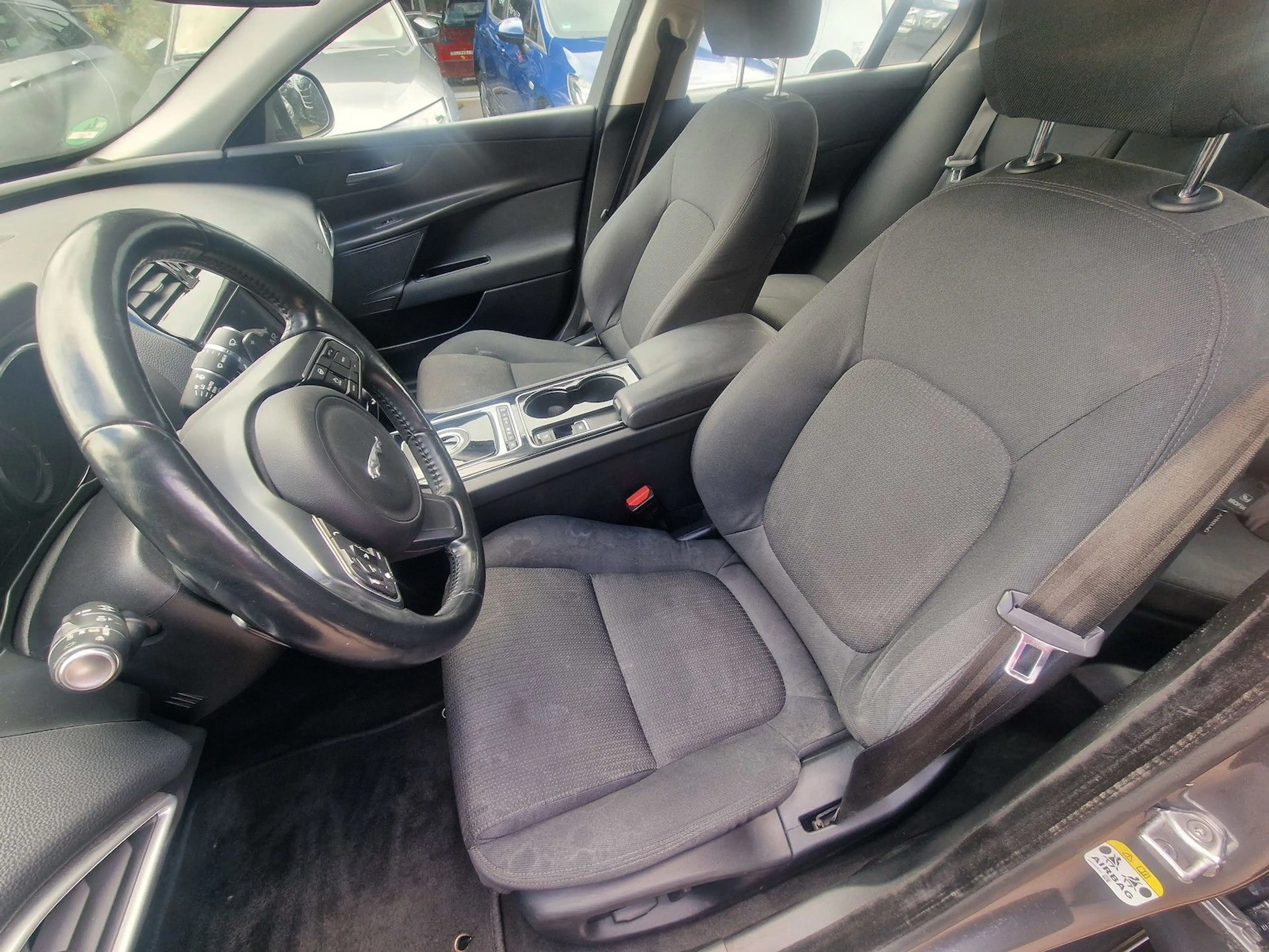 Jaguar XE Pure — photo 9