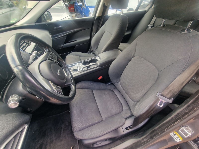 Jaguar XE Pure — photo 9