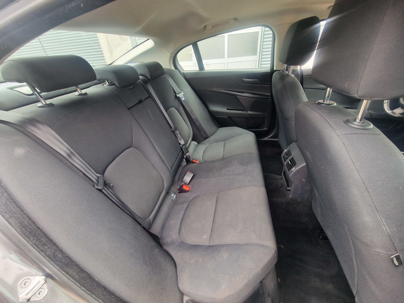 Jaguar XE Pure — photo 11