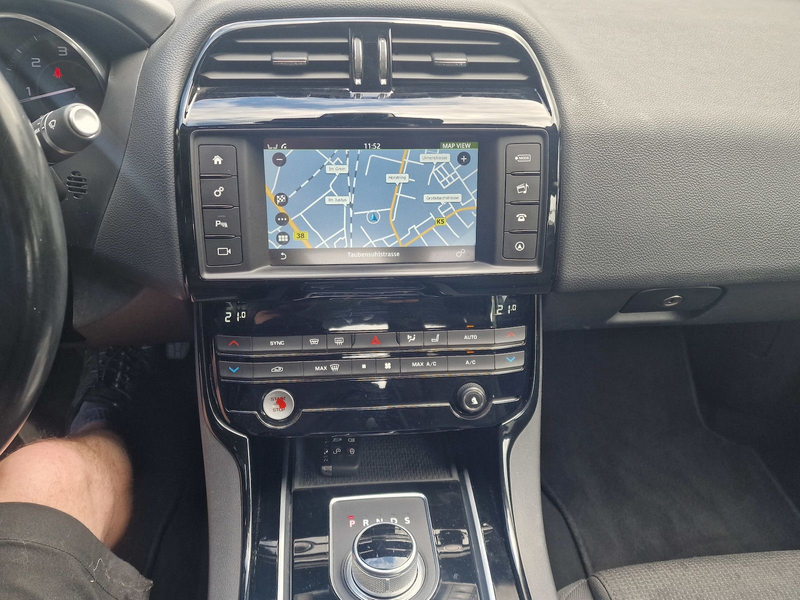 Jaguar XE Pure — photo 13