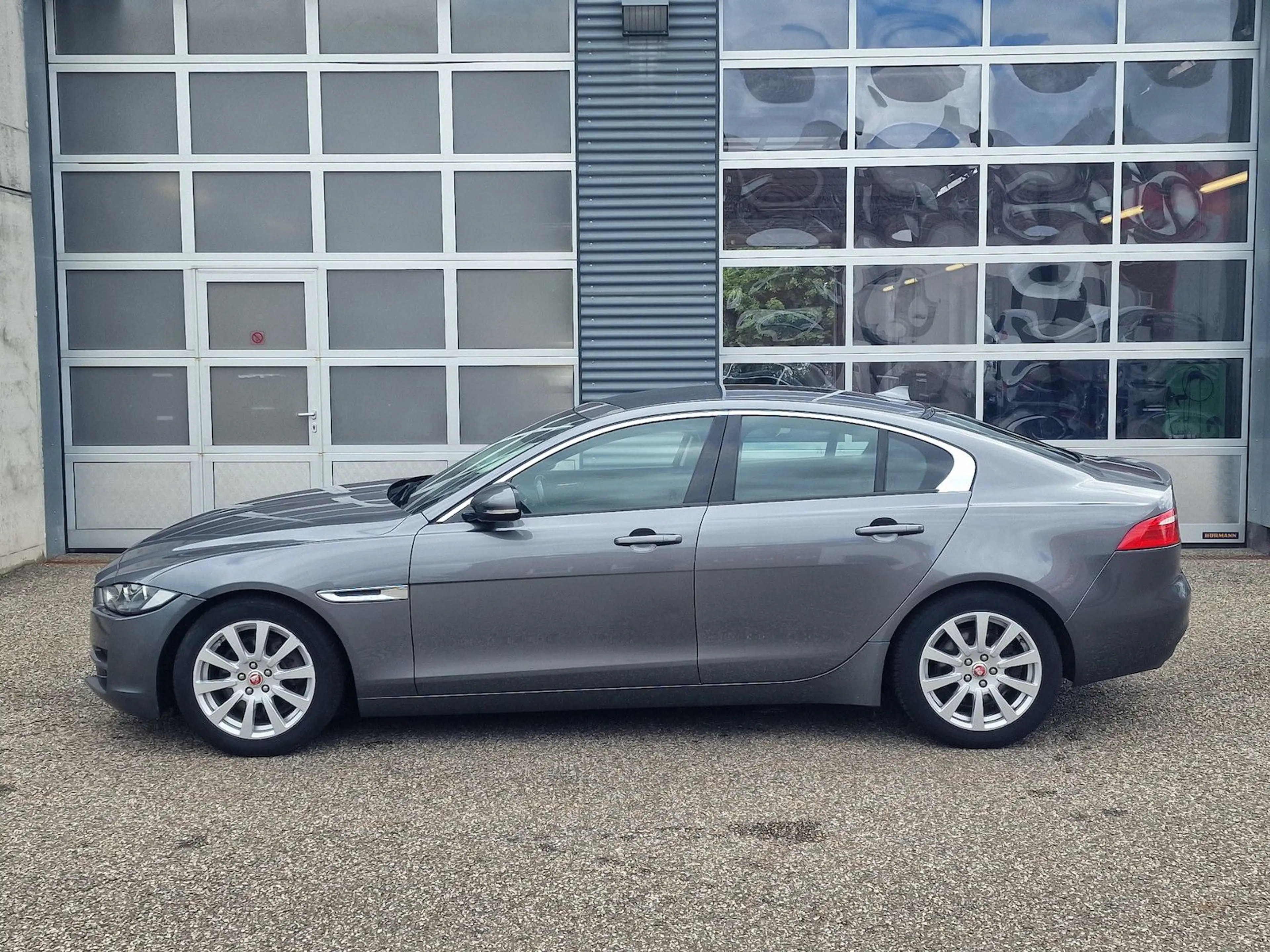 Jaguar XE Pure — photo 2
