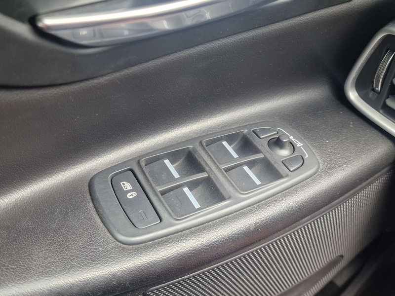 Jaguar XE Pure — photo 15
