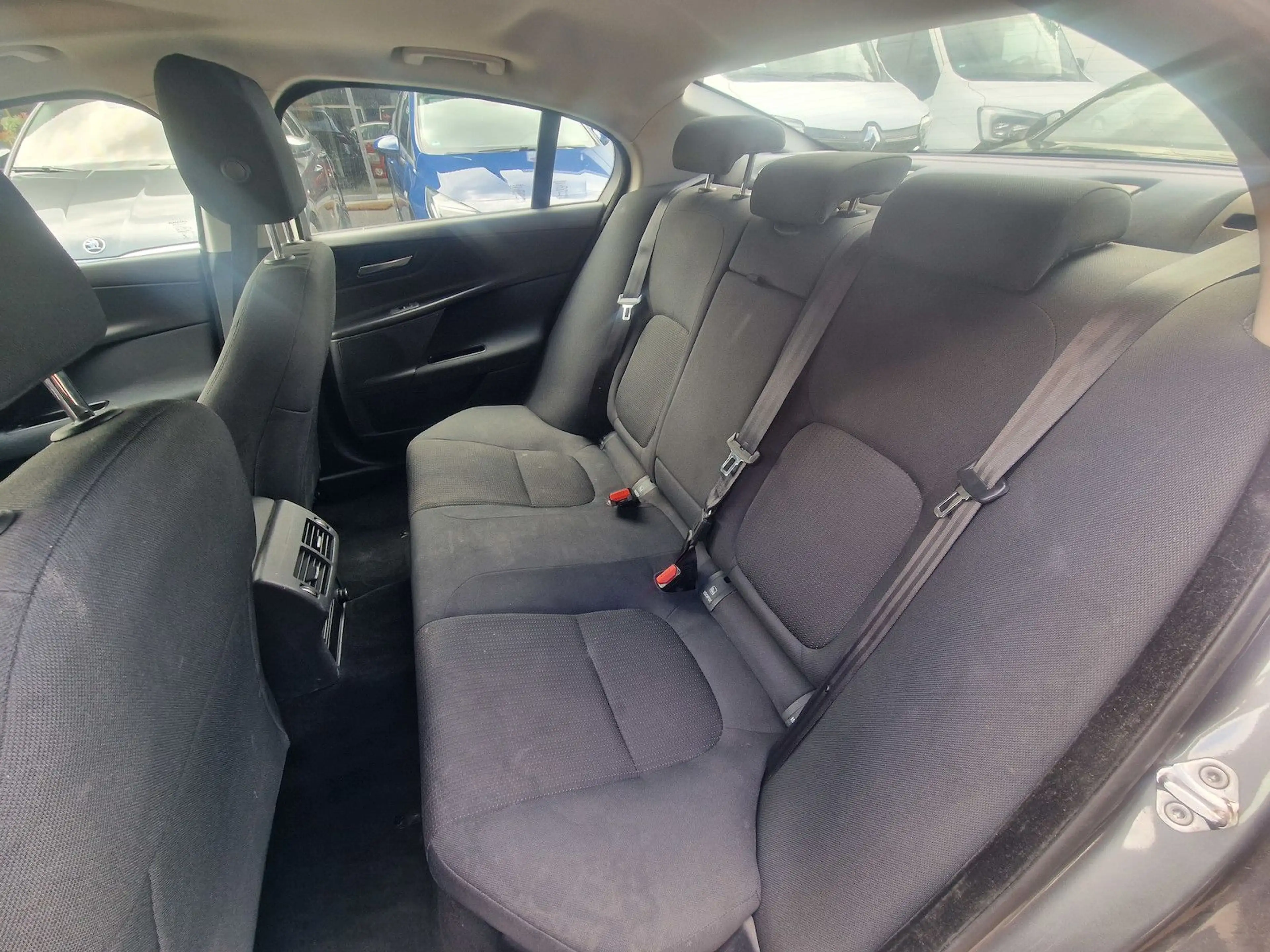 Jaguar XE Pure — photo 12