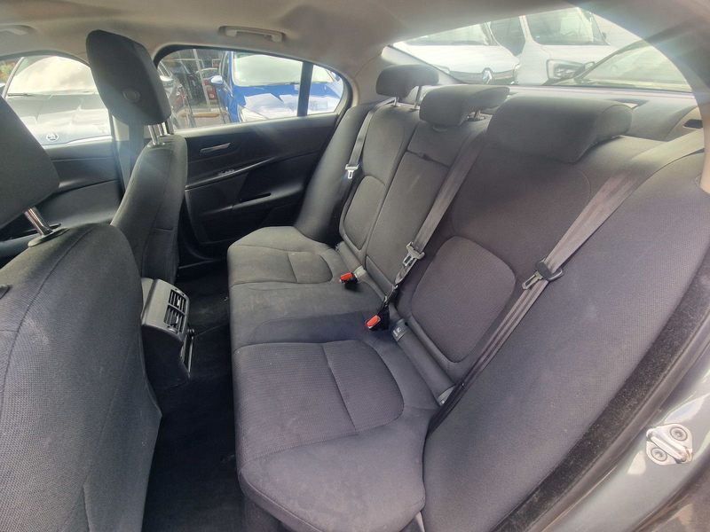 Jaguar XE Pure — photo 12
