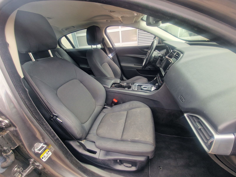 Jaguar XE Pure — photo 10