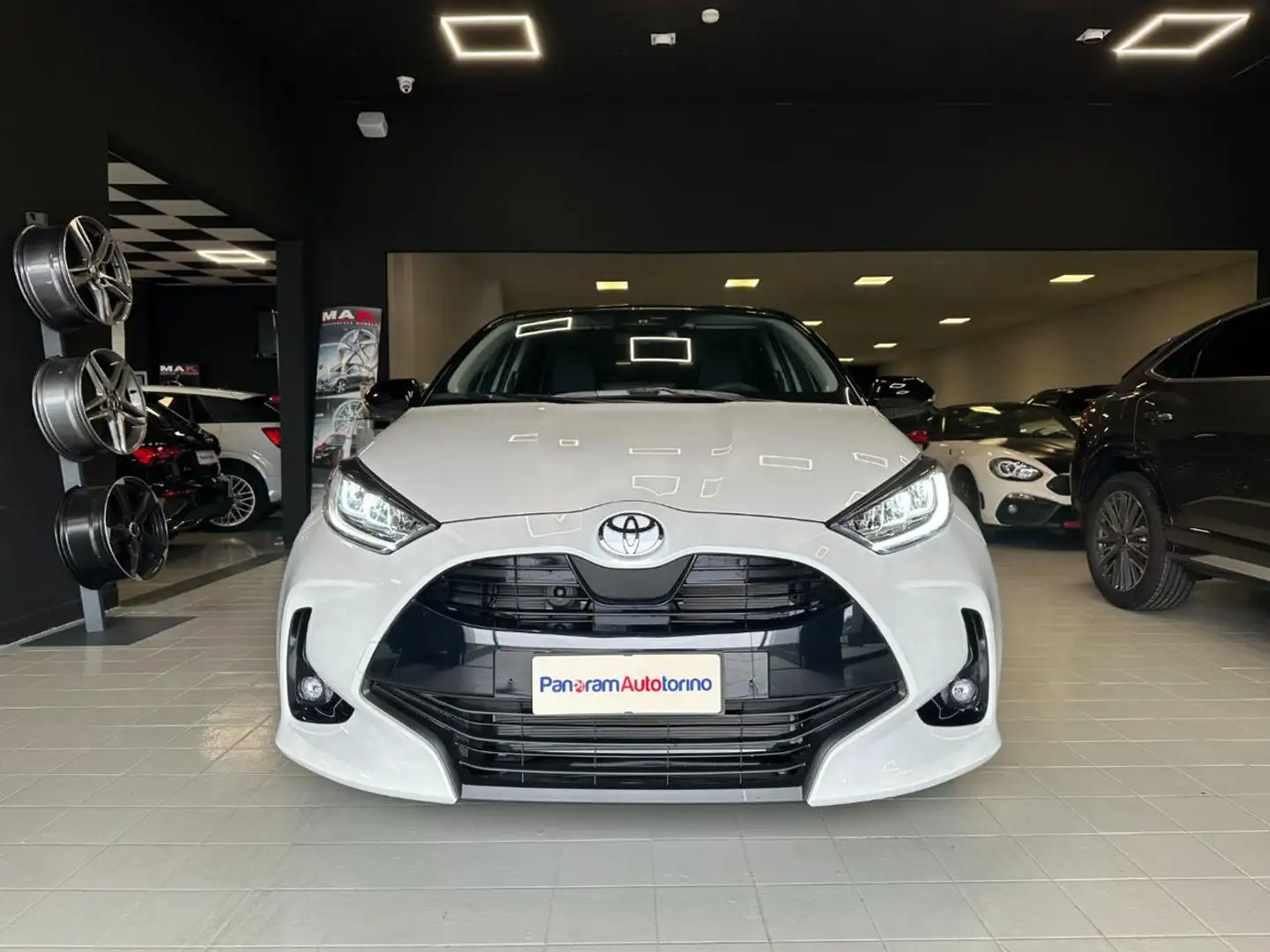 Toyota Yaris 1.5 Hybrid 5 porte Trend Bianco - 2