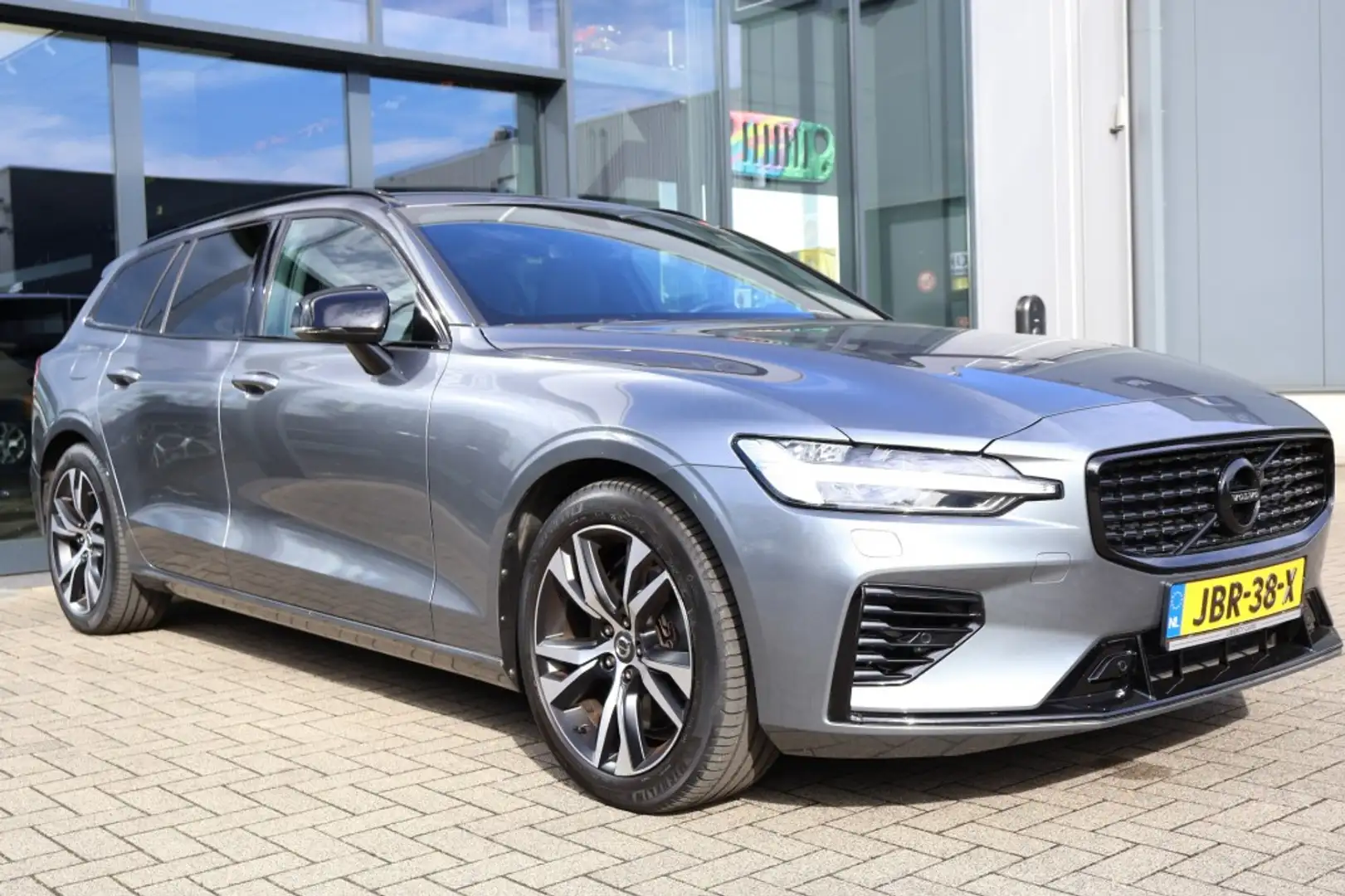 Volvo V60 2.0 T8 AWD R-DESIGN / CAMERA / Memory Seats Grau - 2