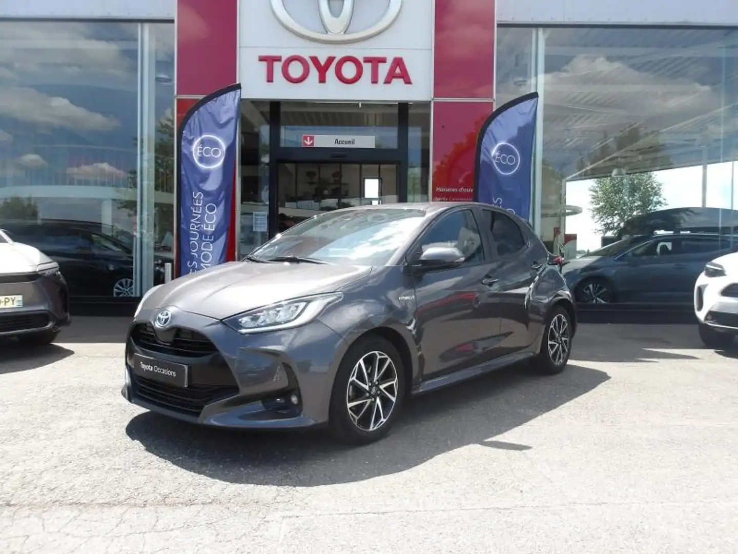 Toyota Yaris 116h Design 5p Gris - 2
