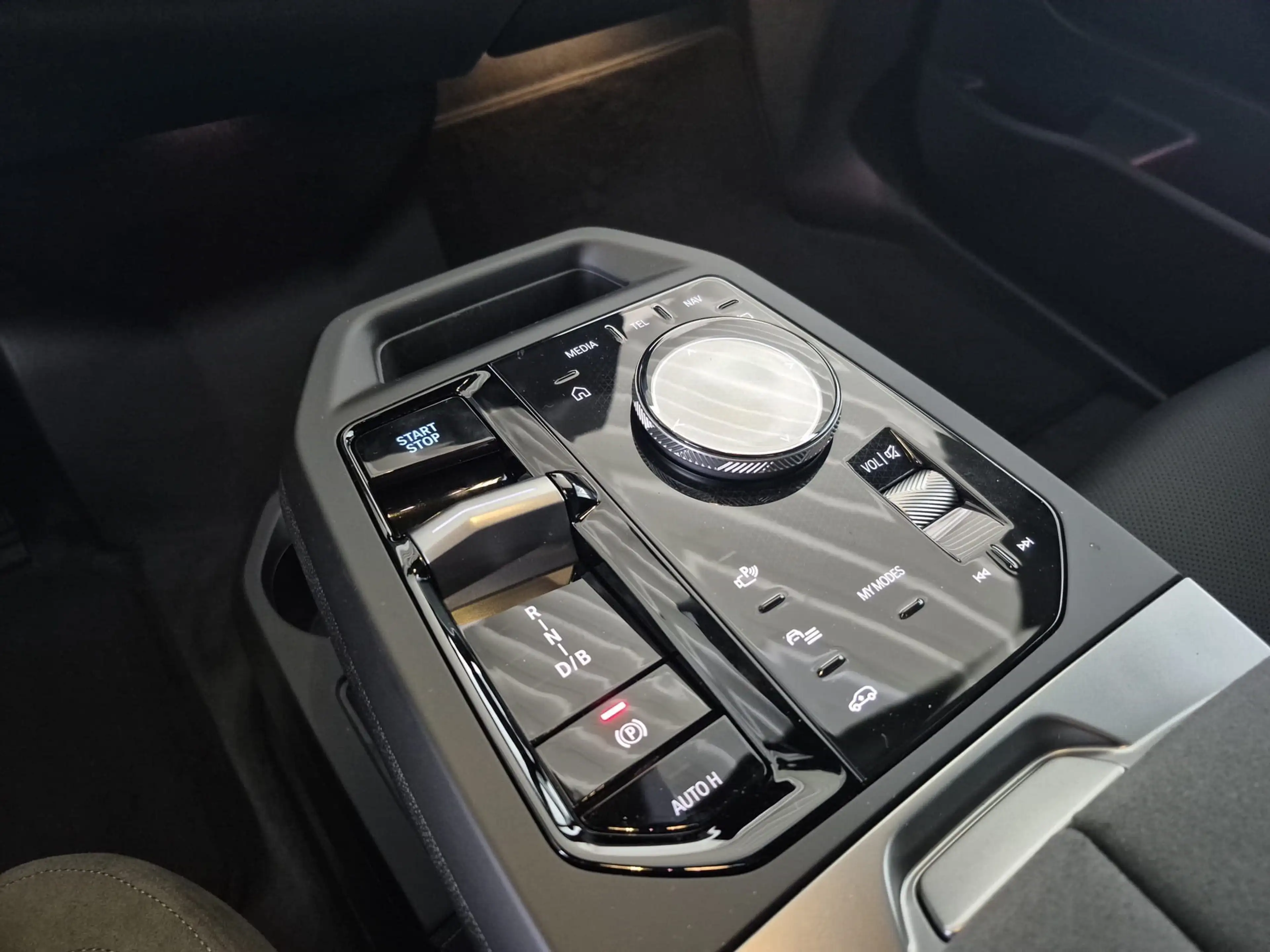 BMW iX xDrive45 M Sportpaket Pro / AHK — photo 7