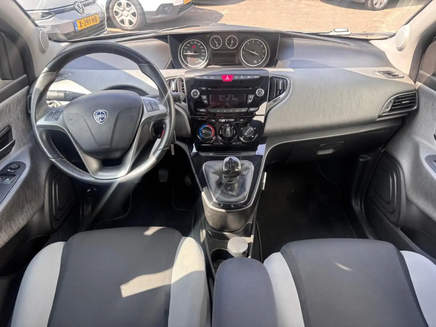 Lancia Ypsilon 0.9 TwinAir Silver + Grijs - 2