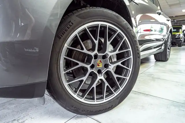 Porsche Macan view 12