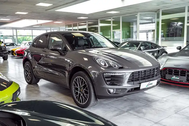 Porsche Macan view 3
