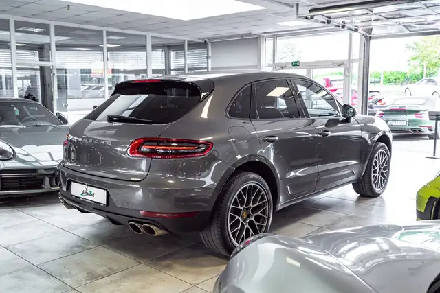 Porsche Macan view 7
