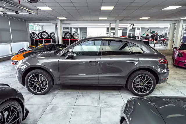 Porsche Macan view 4