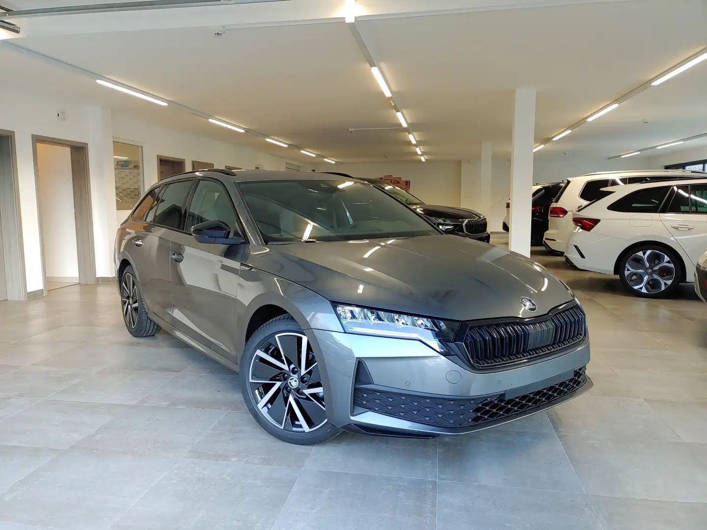 Skoda Octavia Combi 1.5 eTSI DSG Sportline Navi/AHK/EasyOpen/Cam Grau - 2