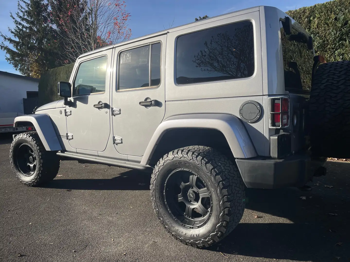 Jeep Wrangler JK Unlimited 3,6Ltr. SAHARA Bigfoot Grau - 2