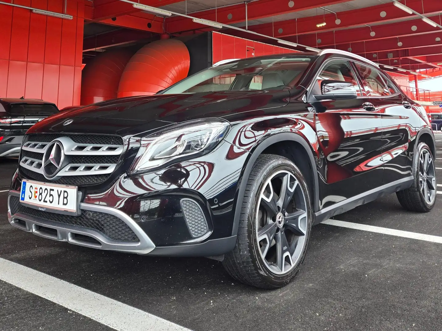 Mercedes-Benz GLA 180 GLA 180 Schwarz - 1