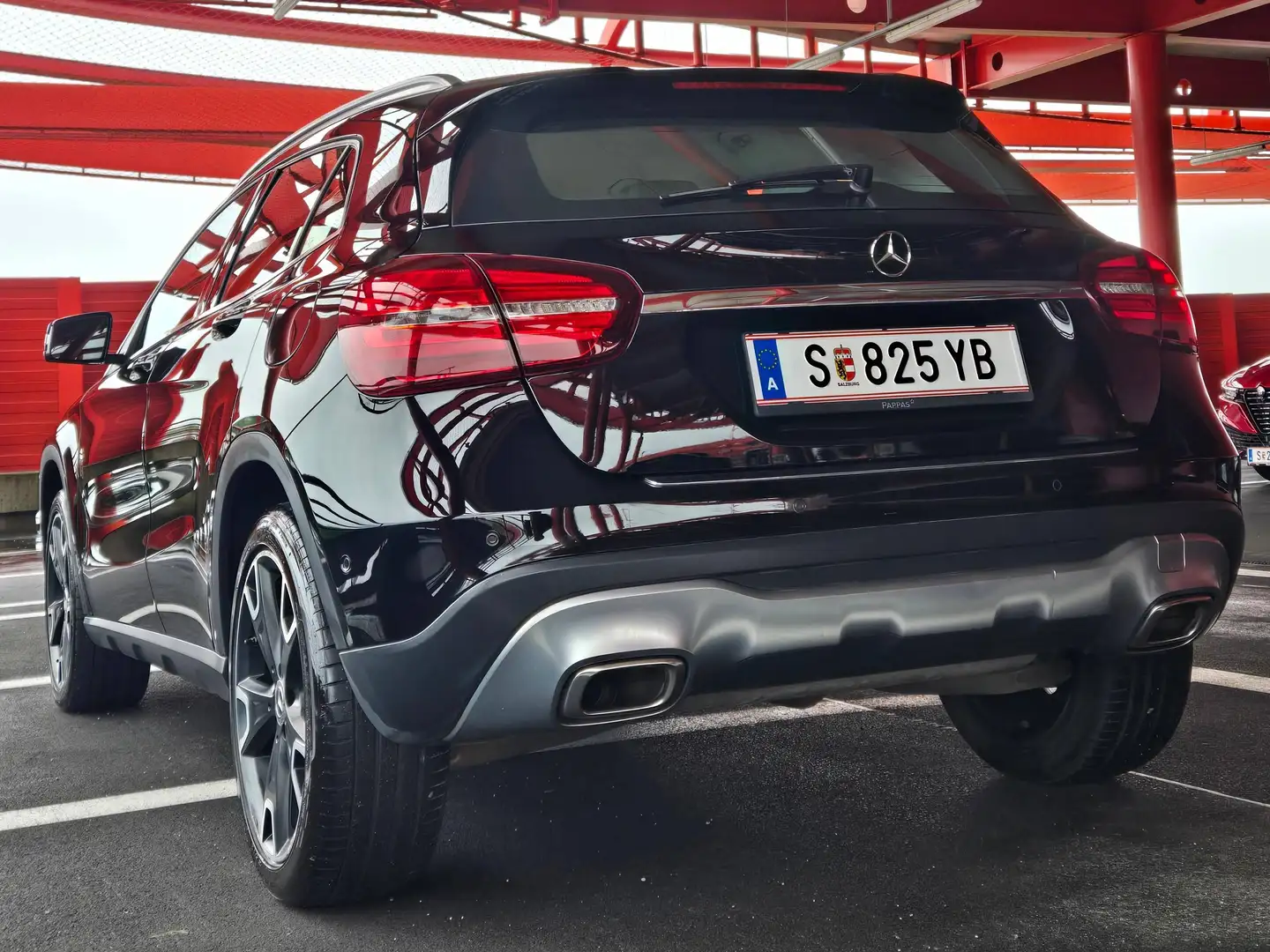 Mercedes-Benz GLA 180 GLA 180 Schwarz - 2
