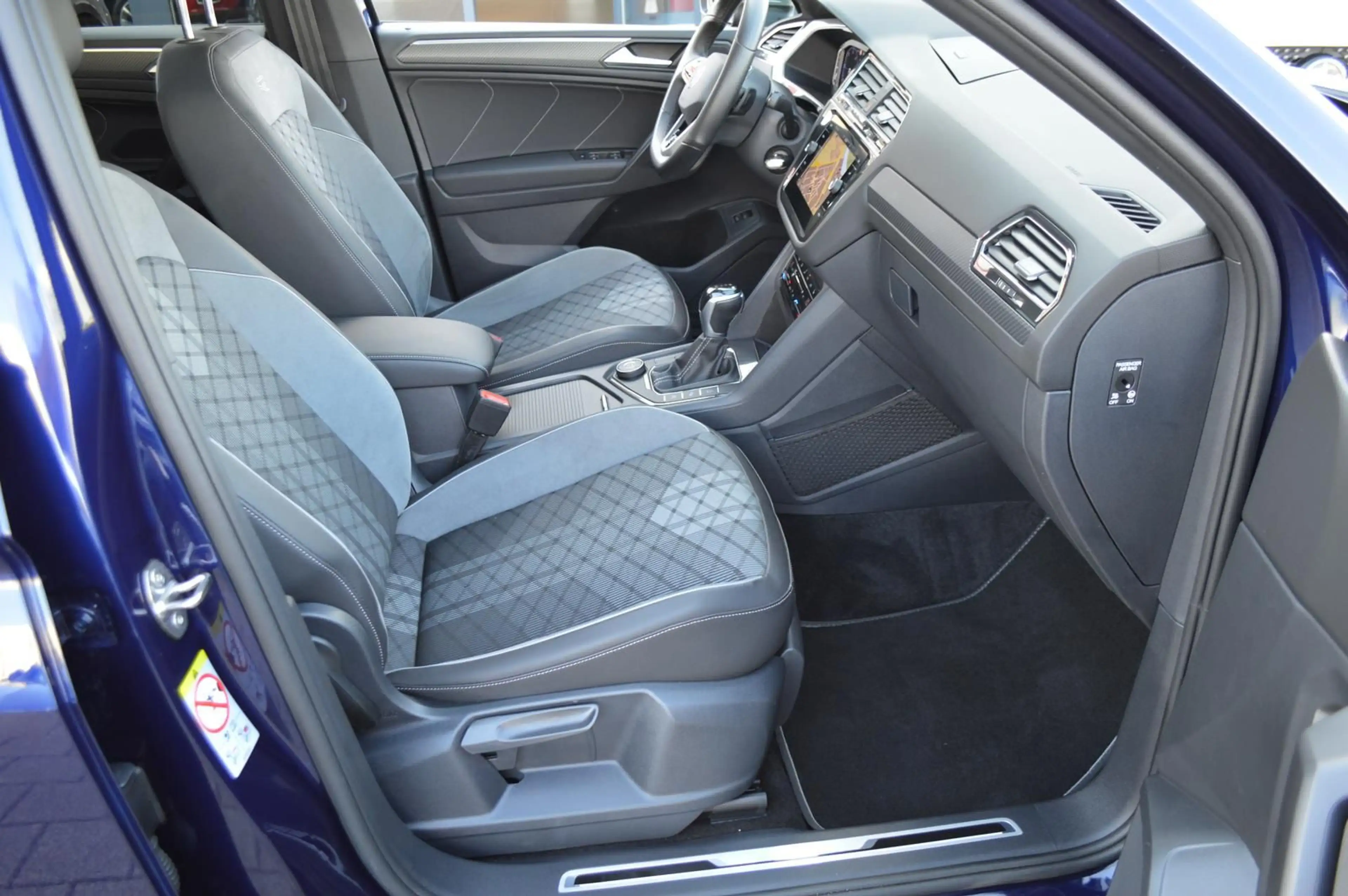 Volkswagen Tiguan Allspace R-Line 4M*Virtual*HUD*360*Navi* — photo 8