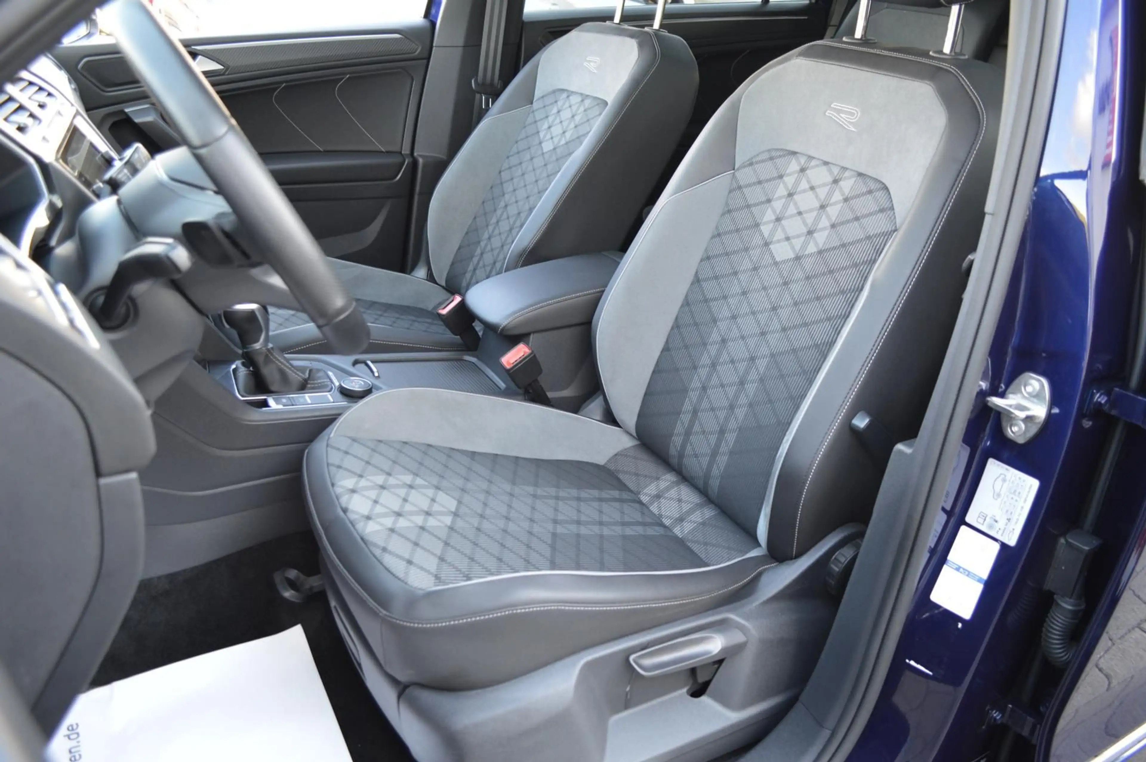 Volkswagen Tiguan Allspace R-Line 4M*Virtual*HUD*360*Navi* — photo 13
