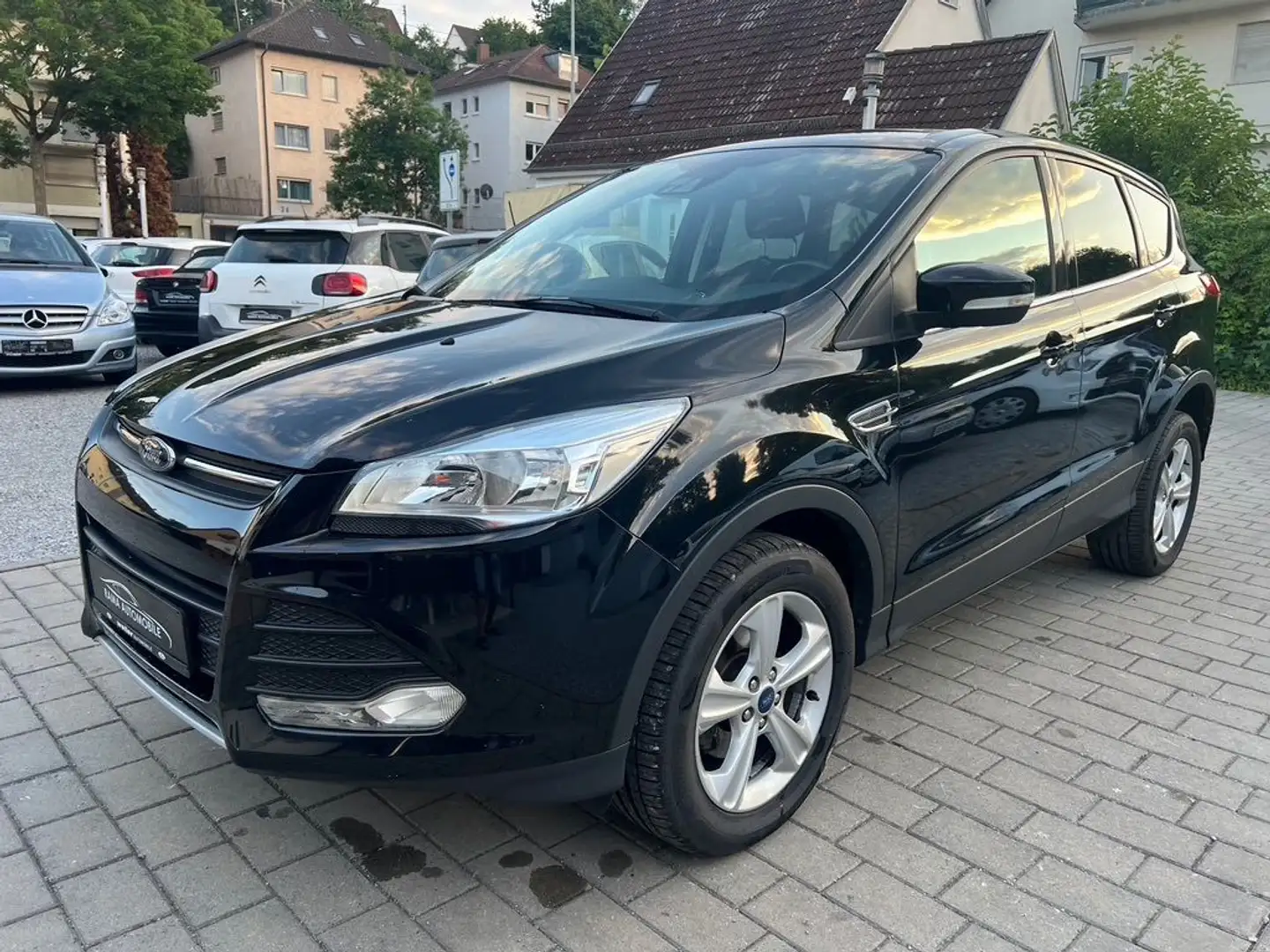 Ford Kuga Sync Edition 1.6 KLIMA SHZ PDC TEMPO 1HAND Schwarz - 1