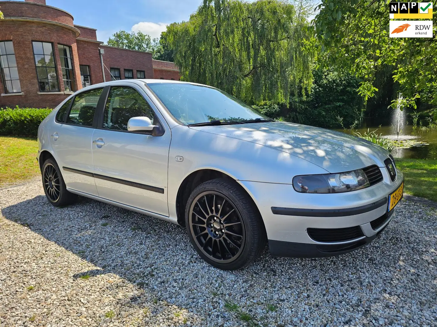 SEAT Leon 1.6-16V Stella 5-deurs *apk:08-2026* Grijs - 1