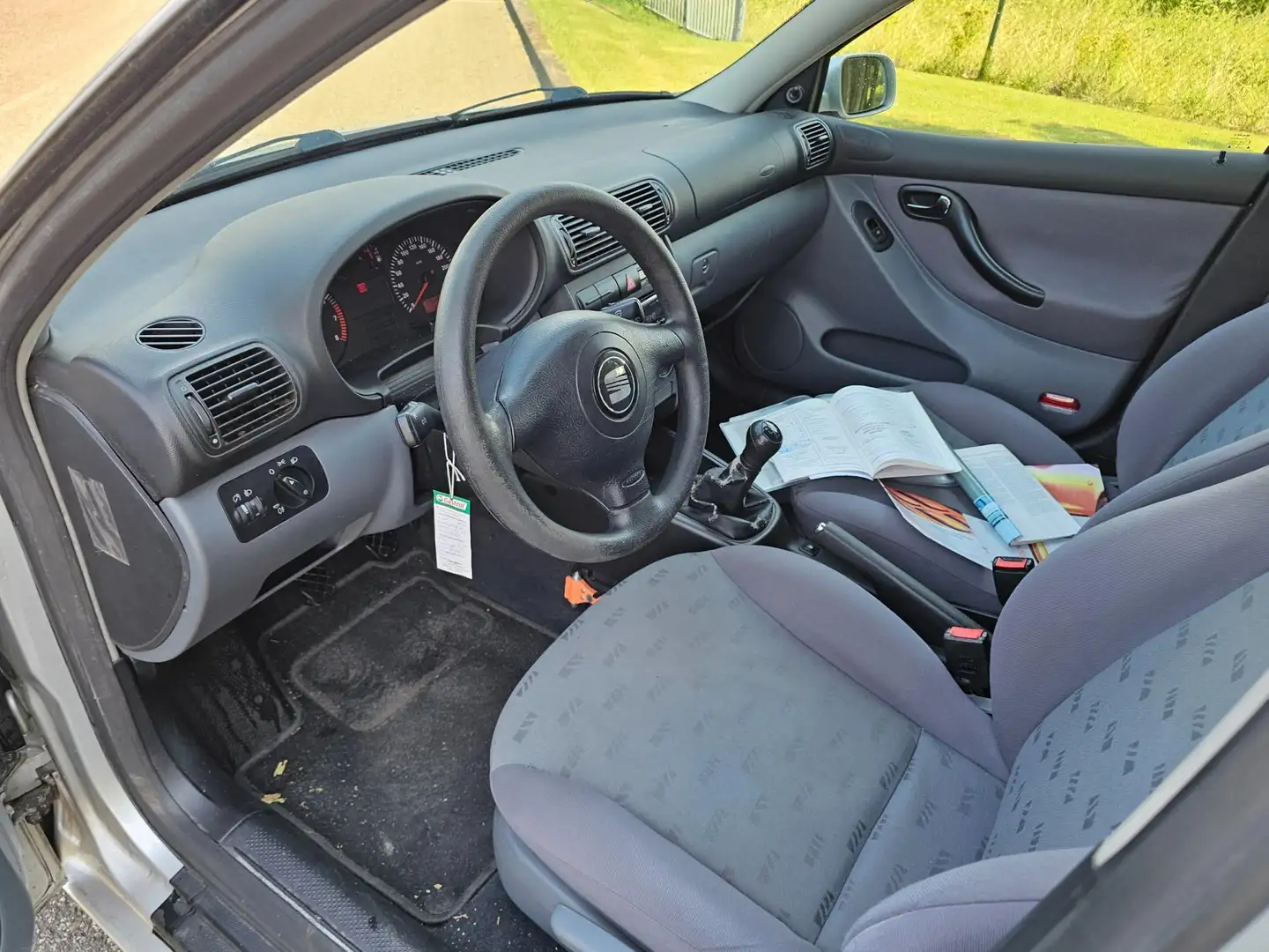 SEAT Leon 1.6-16V Stella 5-deurs *apk:08-2026* Grijs - 2