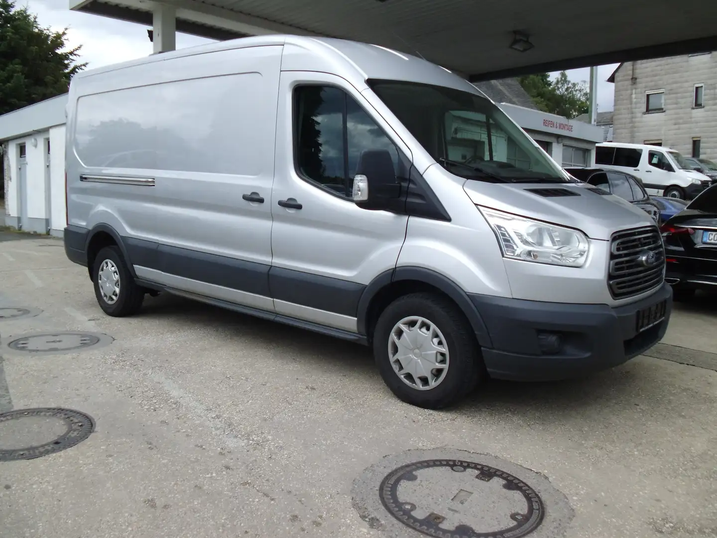 Ford Transit 350 Lkw Kastenwagen /KLMA / EURO 6 / 1-HAND Silber - 1