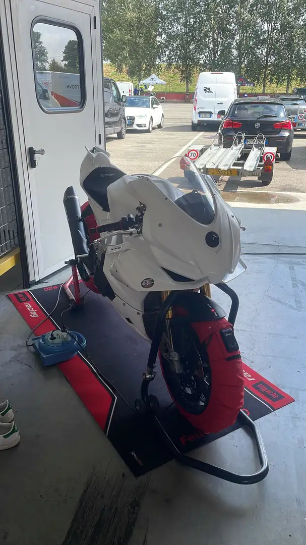 Aprilia RSV4 Factory - 2