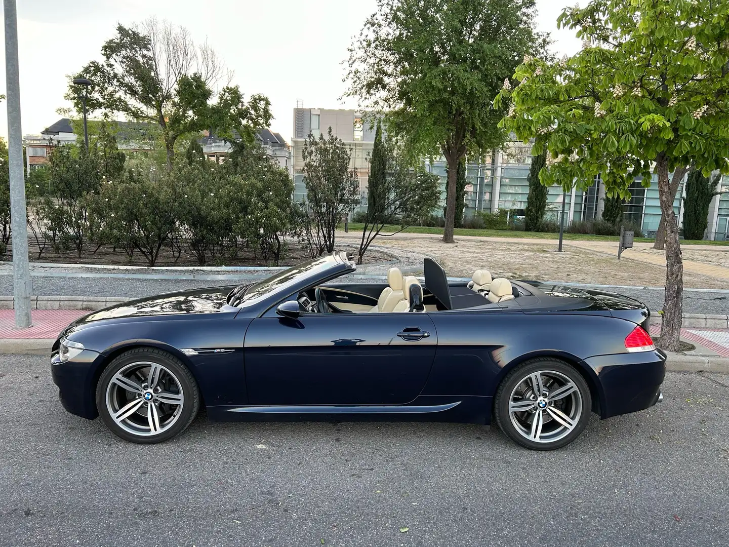 BMW M6 Cabrio INDIVIDUAL, solo 116.000km!! Modrá - 1