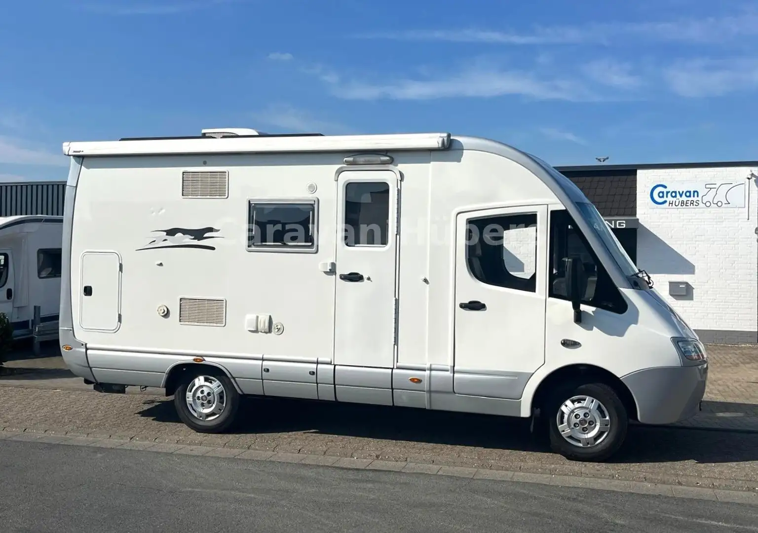 Laika Rexosline 620 - Hub/Festbett - auto.Sat/TV - AHK Weiß - 2