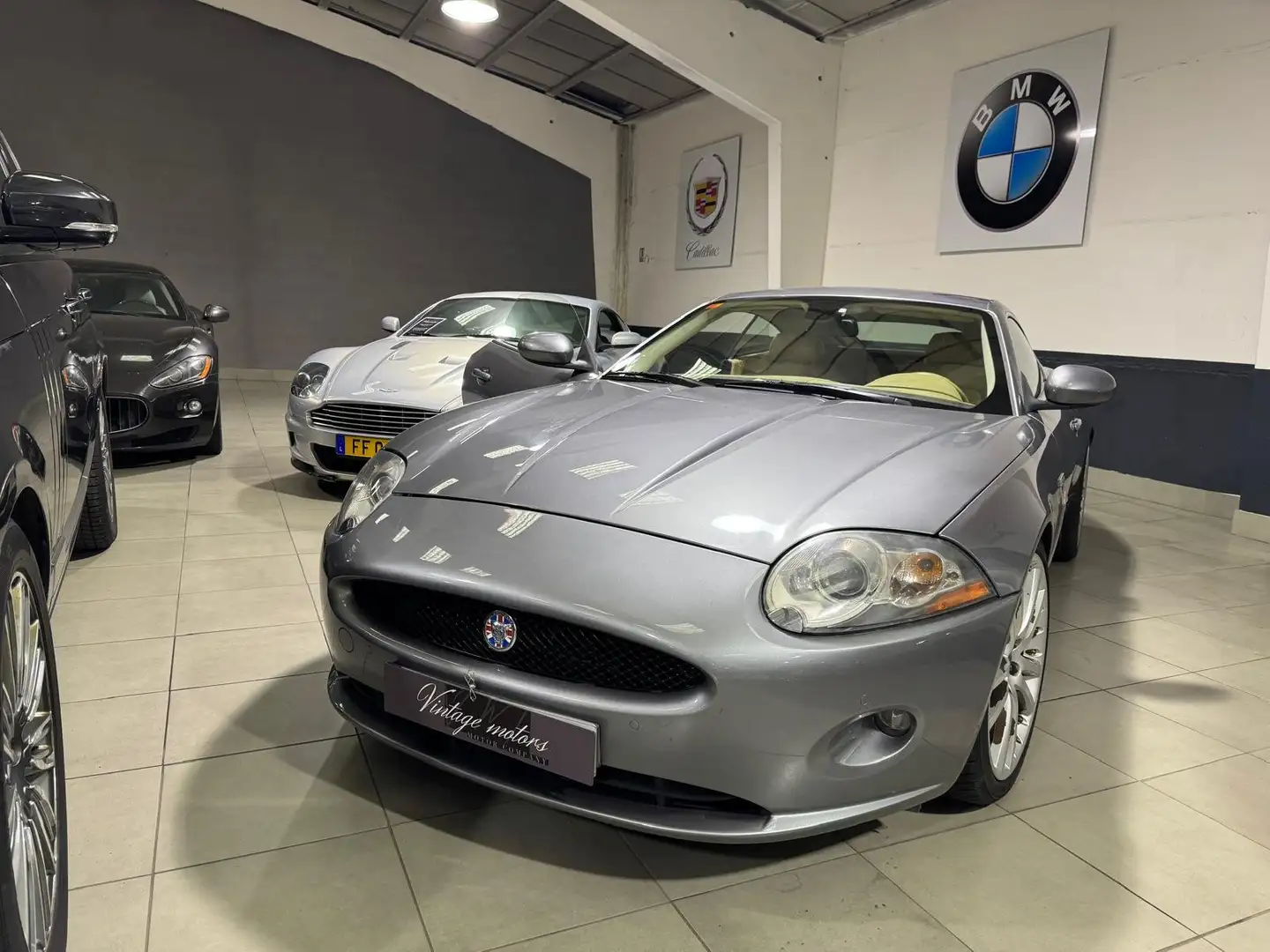 Jaguar XK Coupé 4.2 - 304 A Gümüş rengi - 2