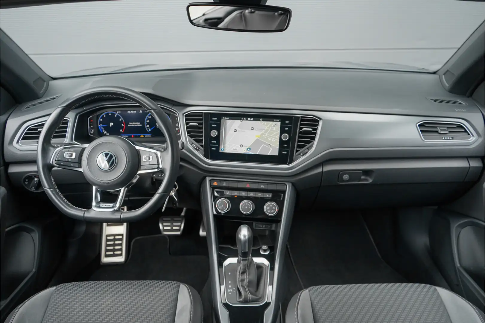 Volkswagen T-Roc Cabrio 1.5 TSI R-Line ACC CarPlay Virtual Cockpit Grijs - 2