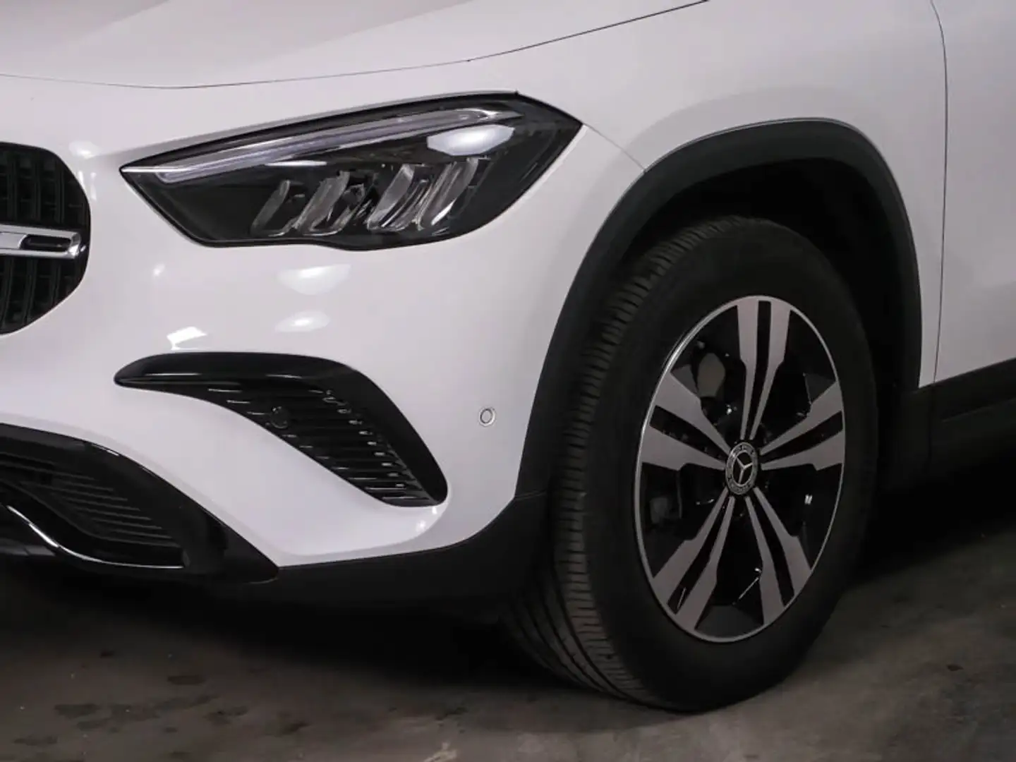 Mercedes-Benz GLA 180 Progressive Line Edition, Night Paket Wit - 2