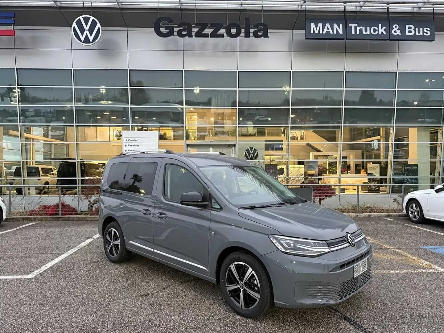 Volkswagen Caddy 5ª serie 2.0 TDI 122 CV DSG Style Grigio - 2