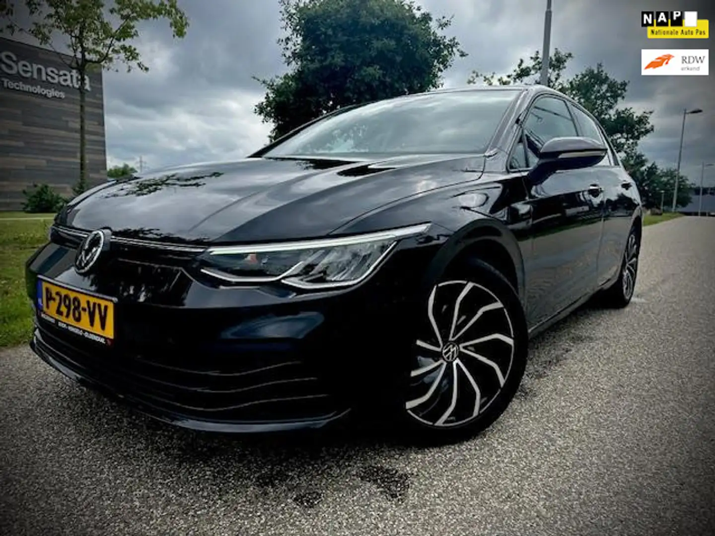 Volkswagen Golf 1.5 eTSI R-Line Business+, HYBRIDE, EERSTE EIGENAA Zwart - 1