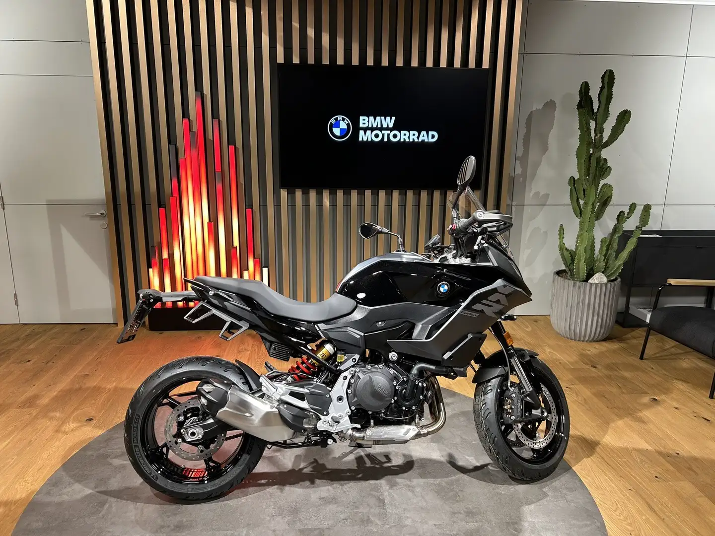 BMW F 900 XR Schwarz - 2