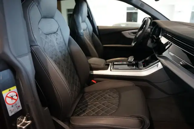 Audi Q8 view 10