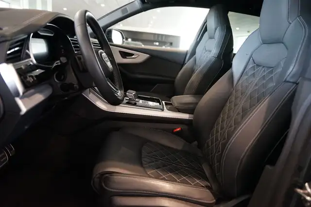 Audi Q8 view 9