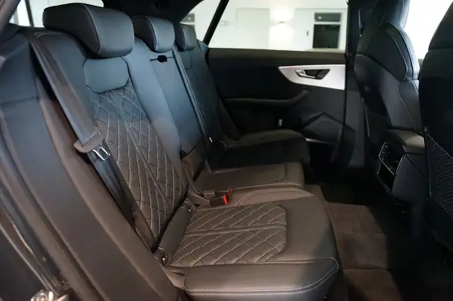 Audi Q8 view 12