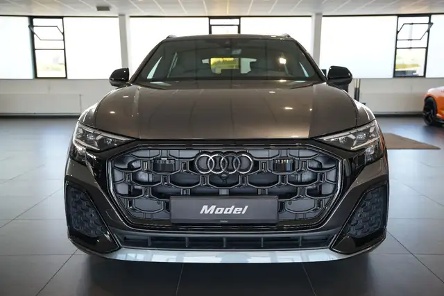 Audi Q8 view 3