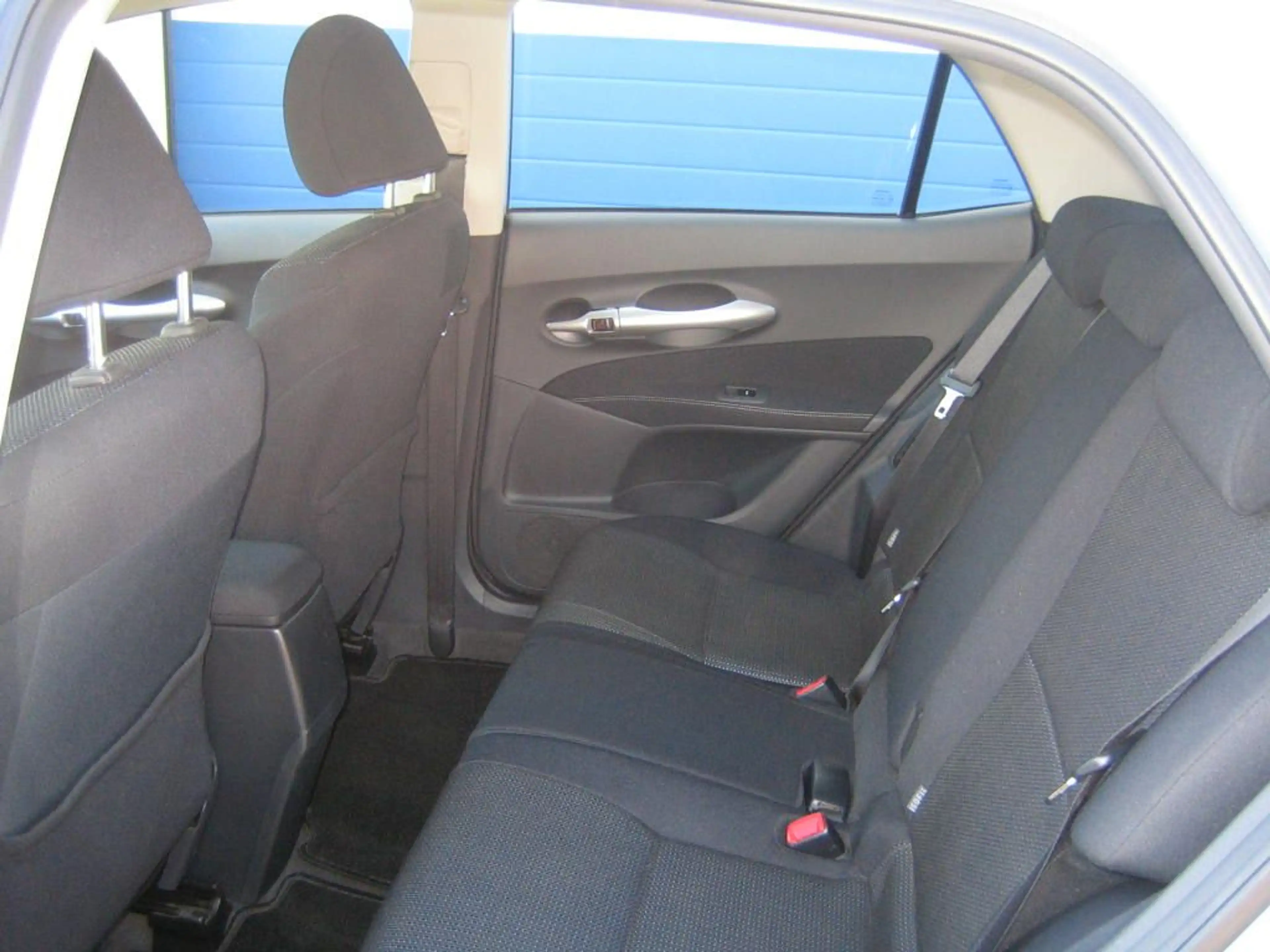 Toyota Auris Hybrid Life — photo 10