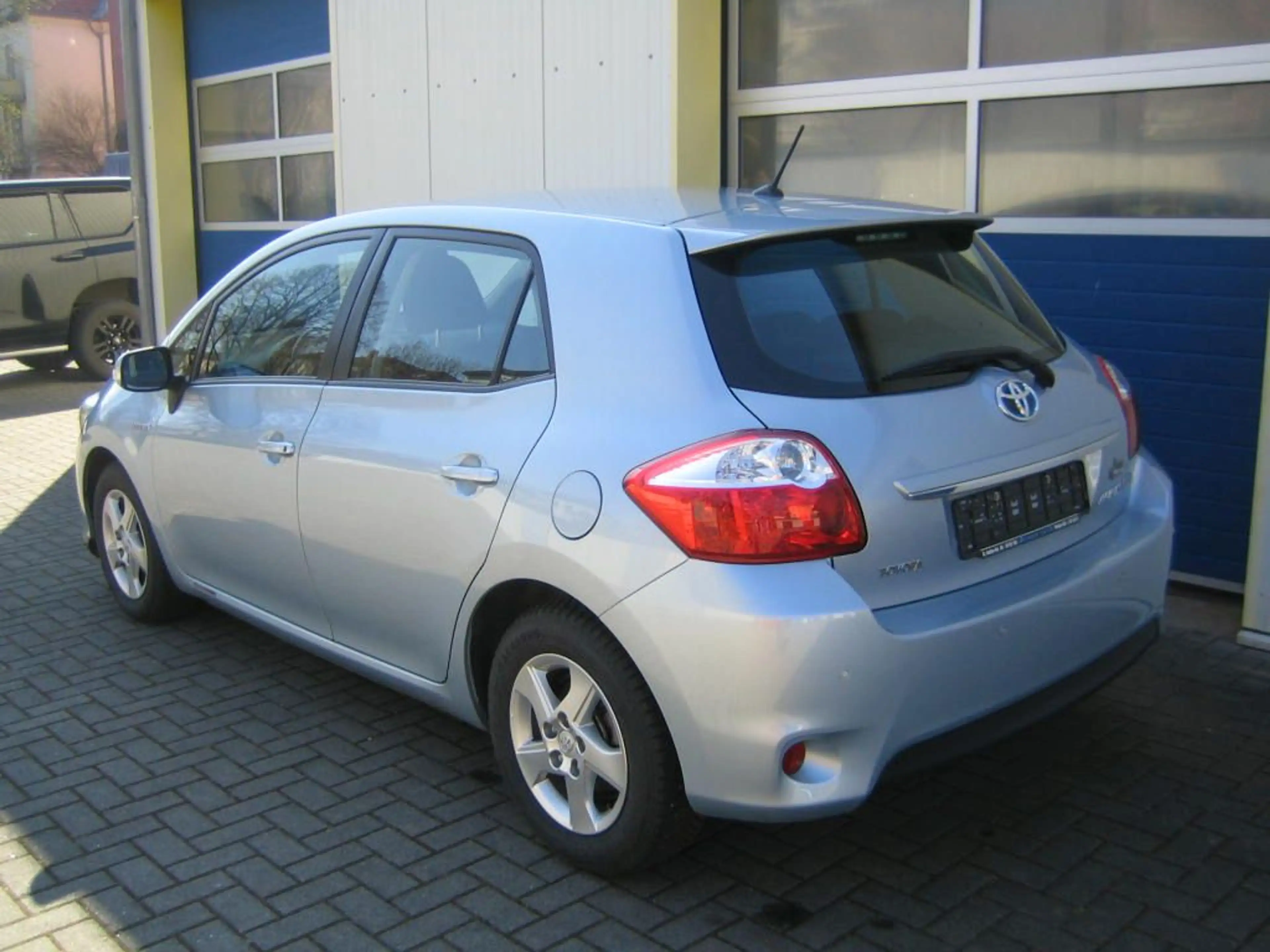 Toyota Auris Hybrid Life — photo 3