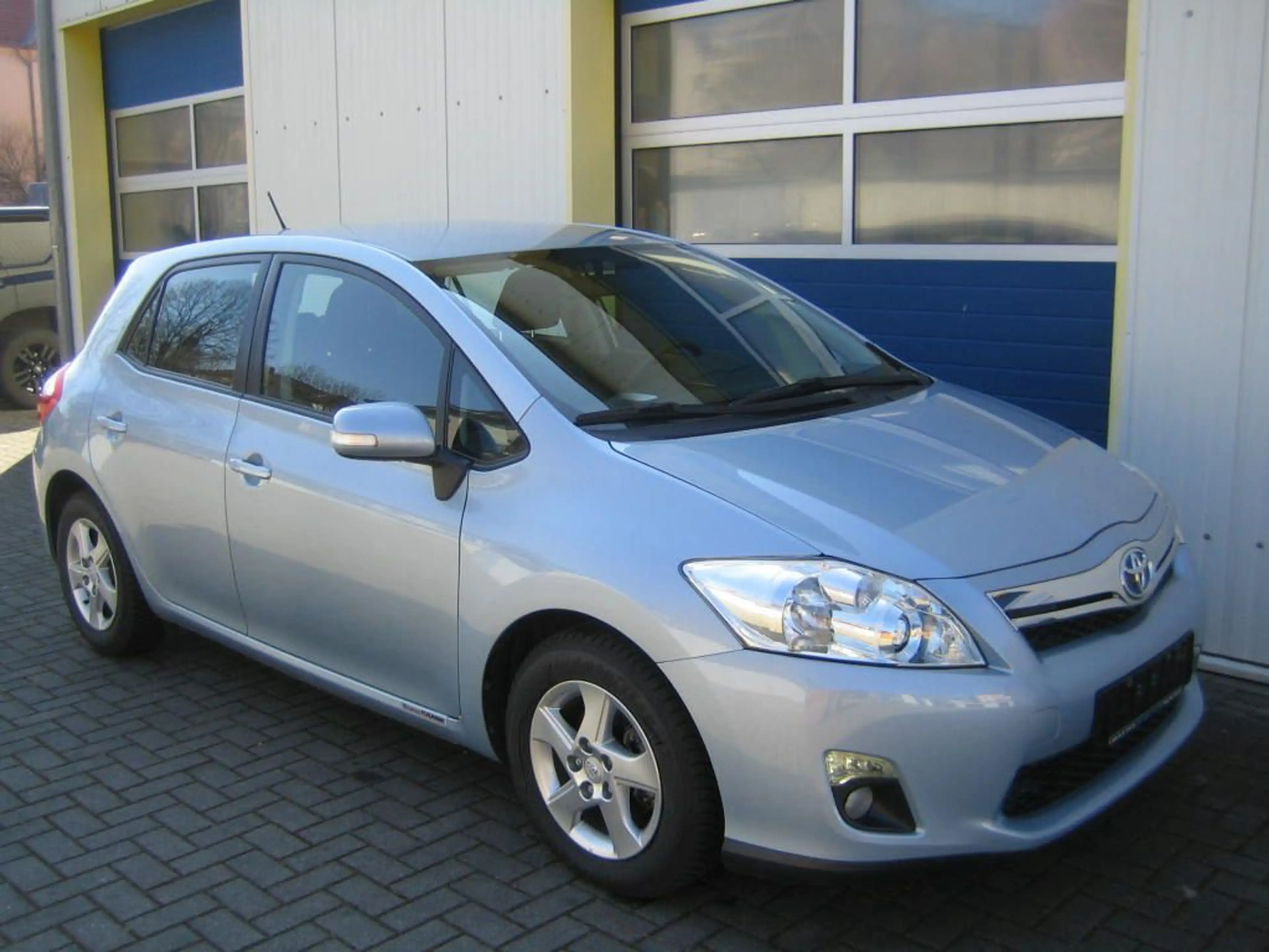 Toyota Auris Hybrid Life — photo 4
