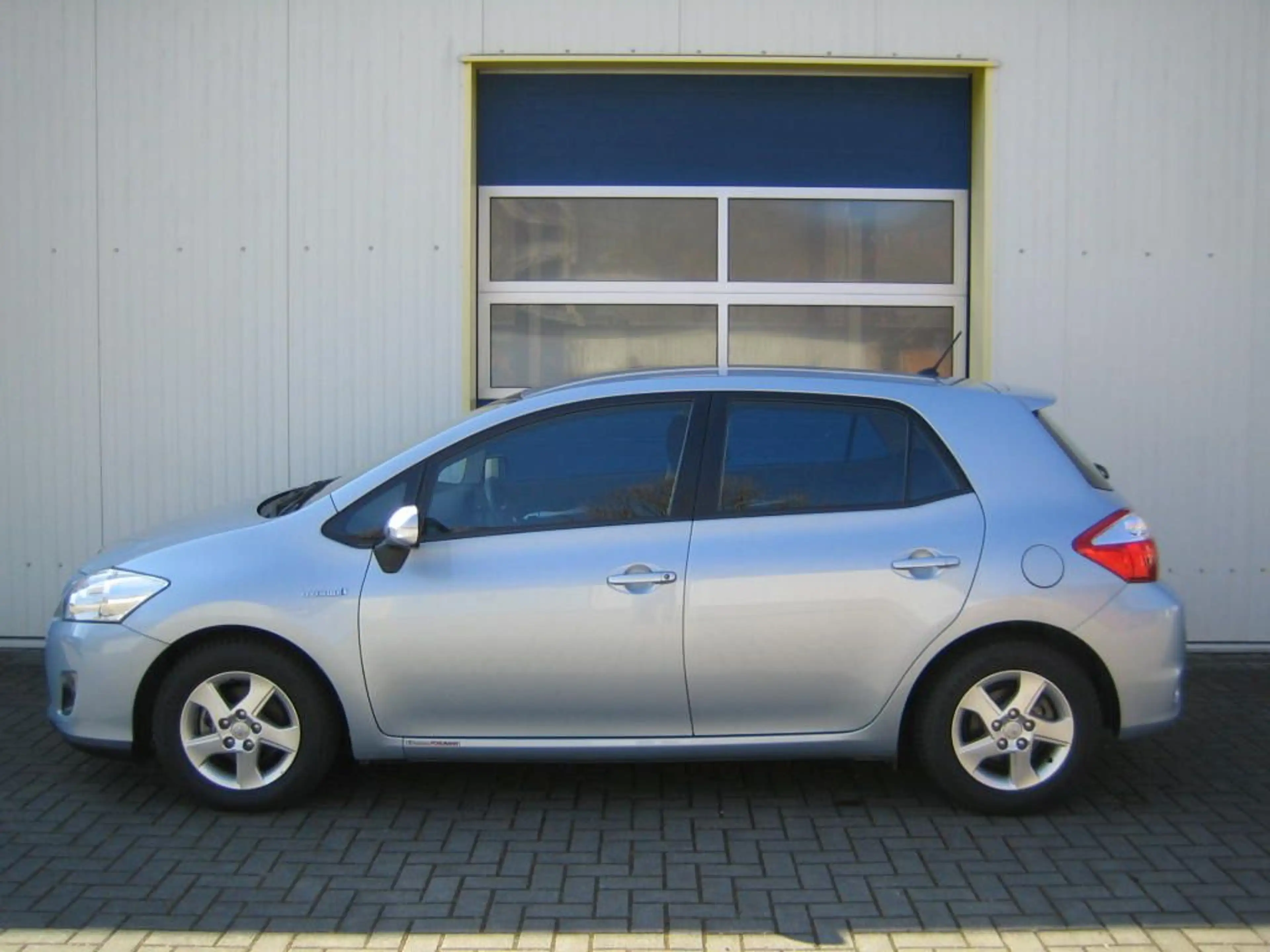 Toyota Auris Hybrid Life — photo 2