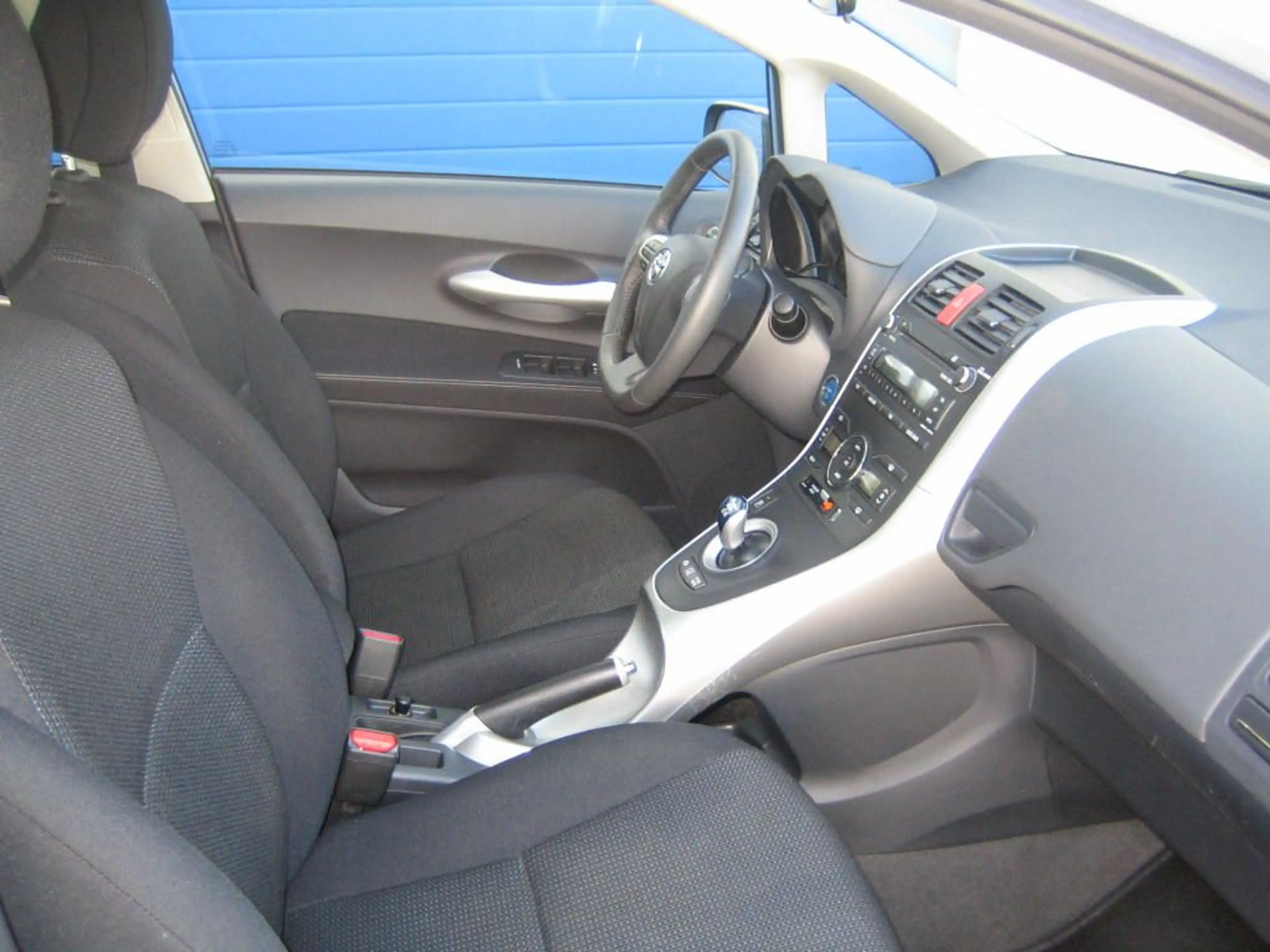 Toyota Auris Hybrid Life — photo 11