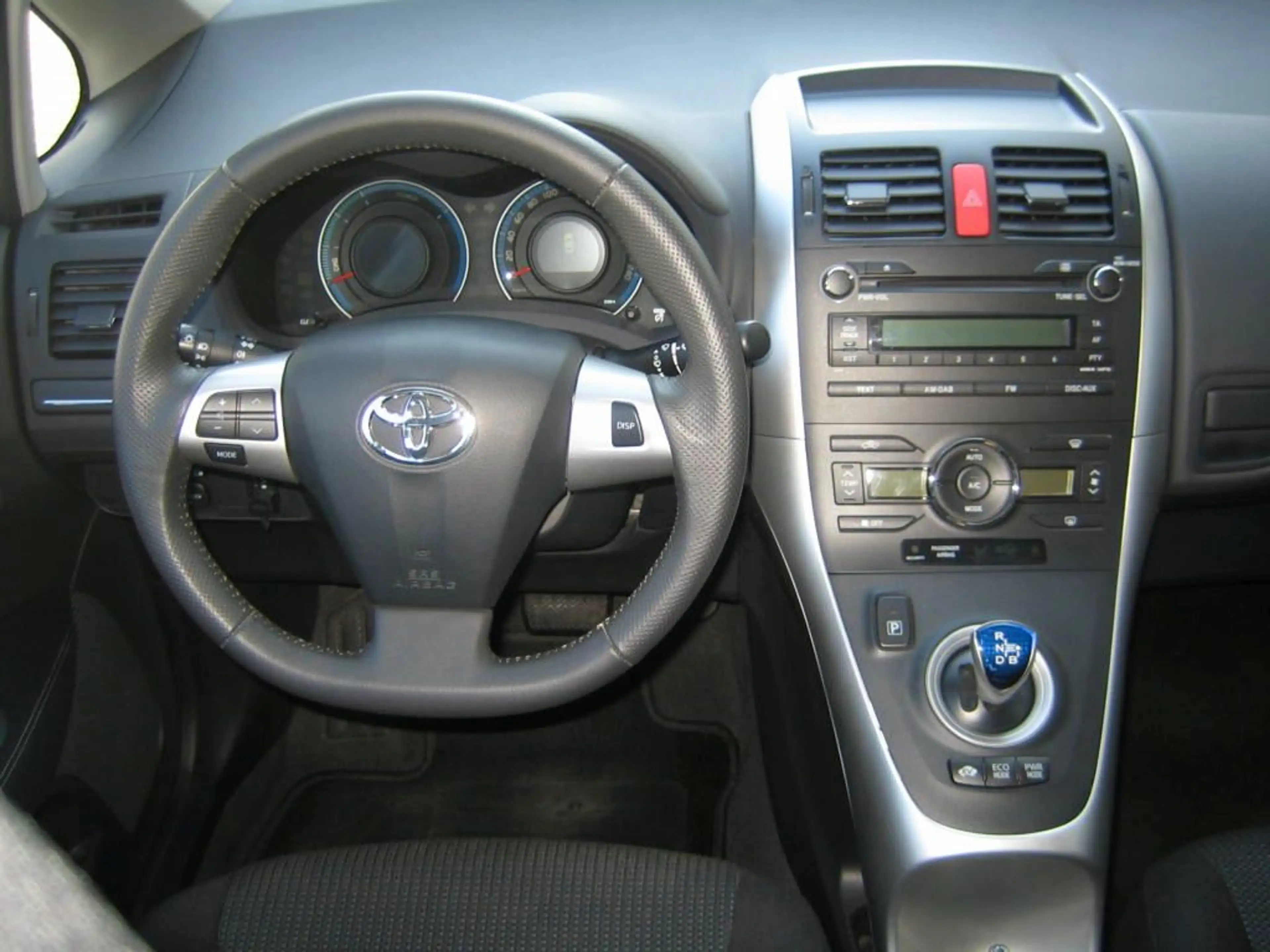 Toyota Auris Hybrid Life — photo 13