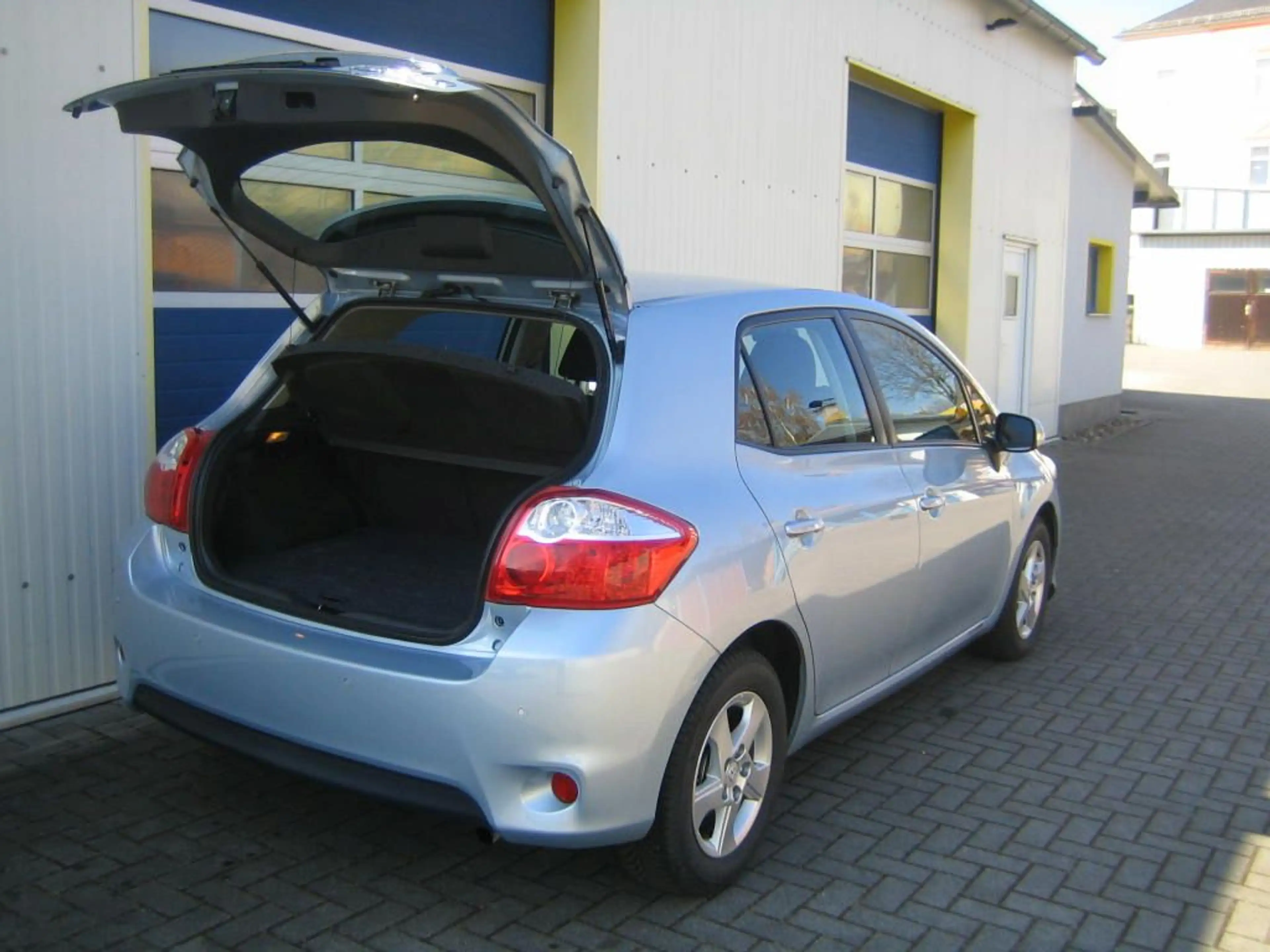 Toyota Auris Hybrid Life — photo 7