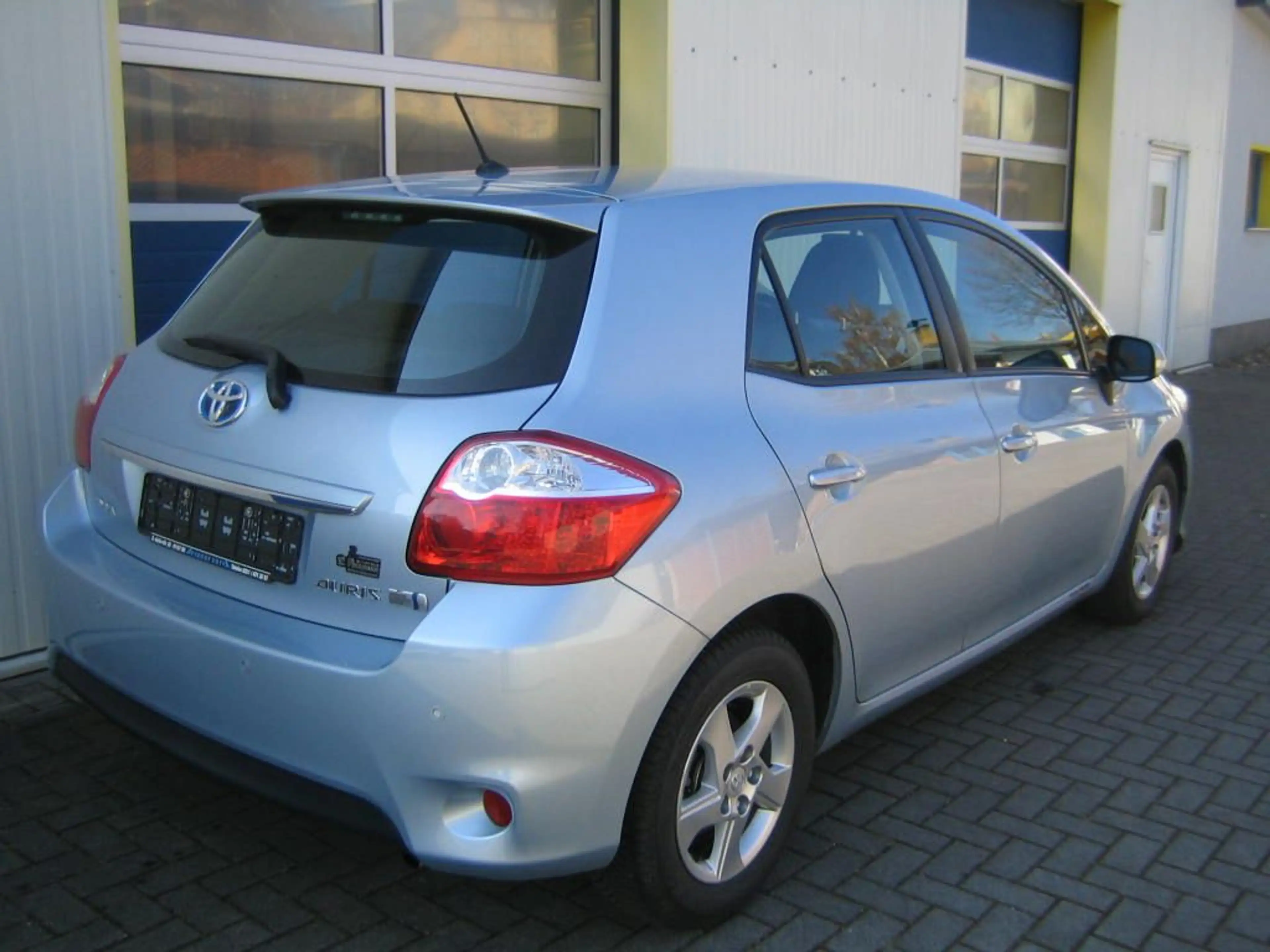 Toyota Auris Hybrid Life — photo 6