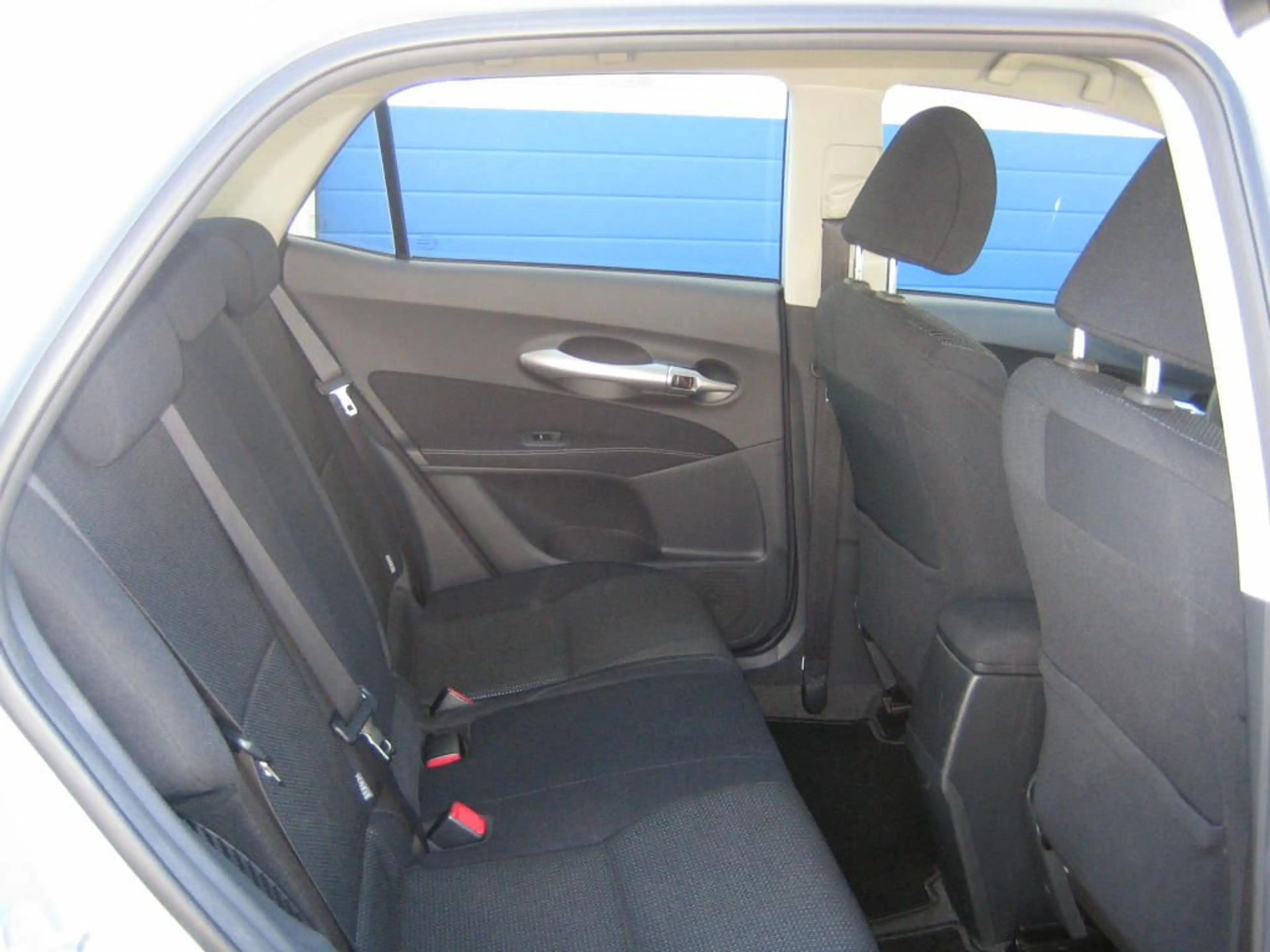 Toyota Auris Hybrid Life — photo 12